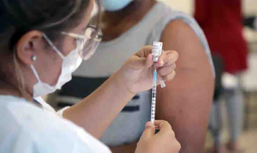Porto Velho antecipa 2ª dose de vacina para profissionais da educação