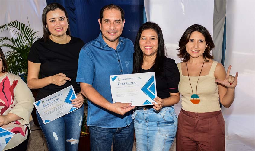 Escola Ruth Rocha realiza formatura de duas turmas de Libras