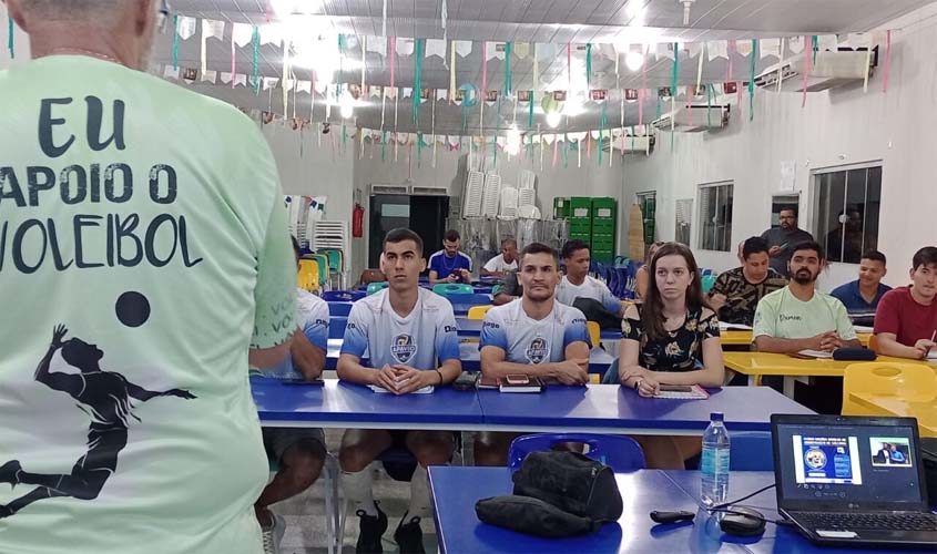 Curso de arbitragem em voleibol qualifica profissionais do esporte