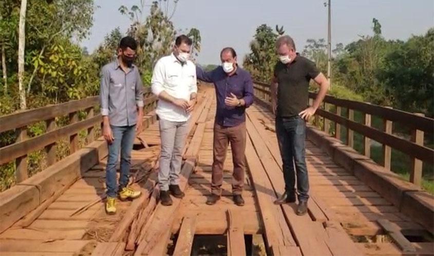 Presidente Laerte Gomes leva diretor do DER para verificar condições da ponte sobre o Rio Novo Mundo em Alvorada do Oeste