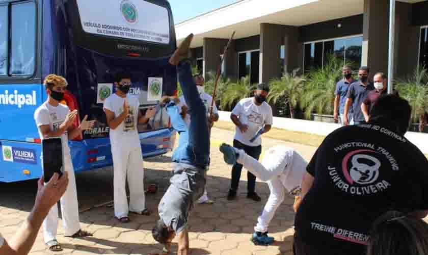 Prefeitura entrega ônibus adquirido com economia e devolução da Câmara Municipal de Vereadores