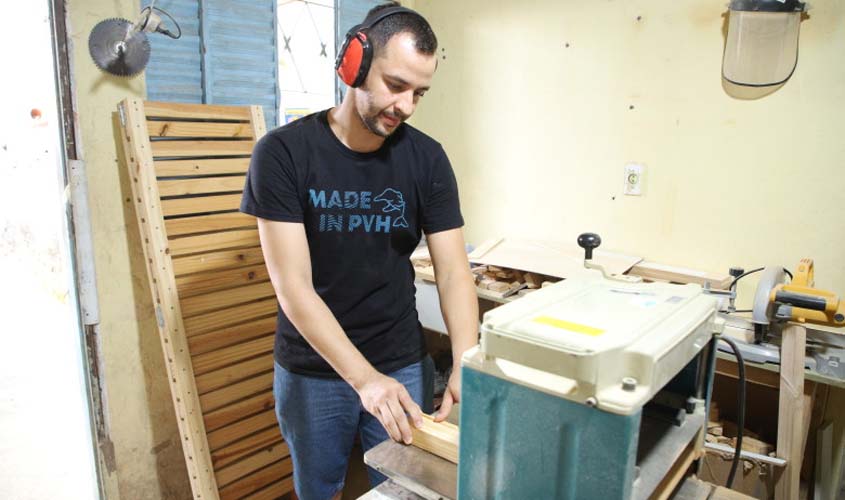 Ajudante de loja transforma hobby em principal fonte de renda para sustentar a família