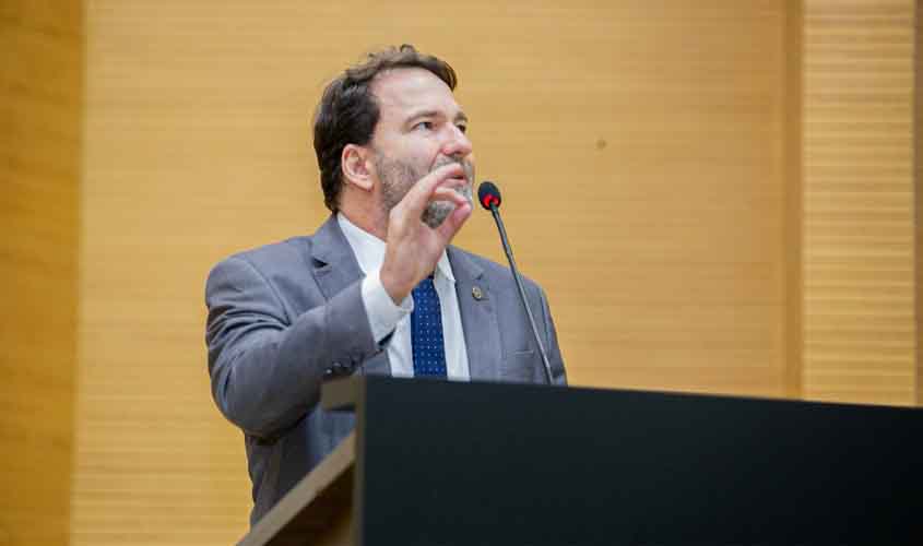 Deputado Alex Redano solicita escavadeira hidráulica e patrolamento para Linha Verde, no distrito de Triunfo