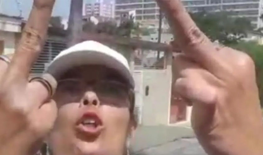 Mulher xinga homem negro de macaco e diz ter “carta branca” para ofendê-lo (vídeo)