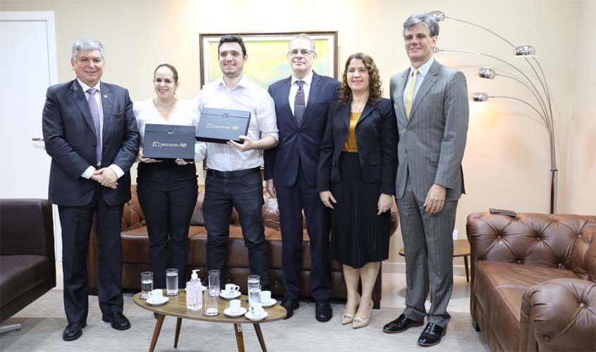 TJRO agradece parceria na Exposição dos 40 anos e entrega lembrança à representantes do Porto Velho Shopping