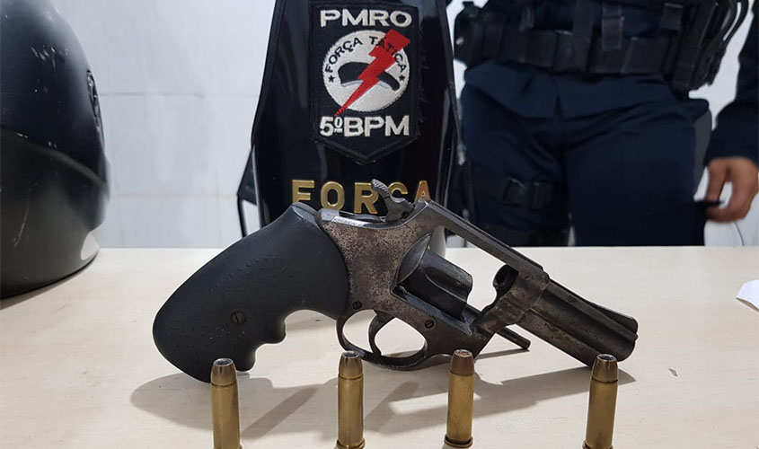 Polícia prende dupla com revólver