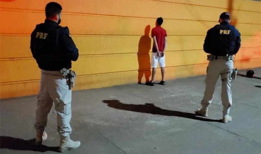 Dois foragidos da Justiça são presos pela PRF, em Porto Velho