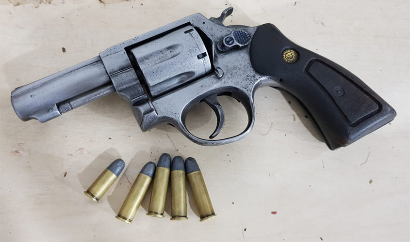 Foragido da justiça é preso com revólver e moto roubada