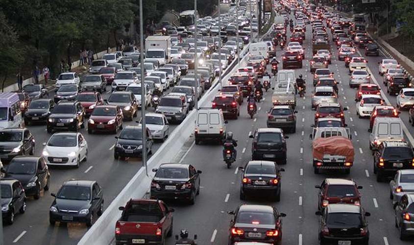 Bolsonaro sanciona novo Código de Trânsito: CNH vai a 10 anos e pontos até 40
