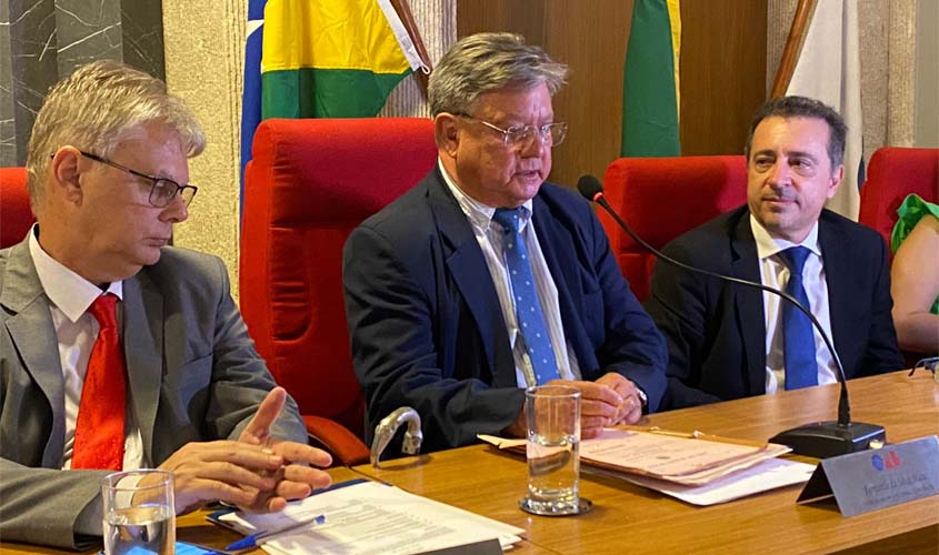 Advogado Clênio Amorim recebe processo físico de inscrição na OAB-RO e é homenageado pelo Conselho Seccional