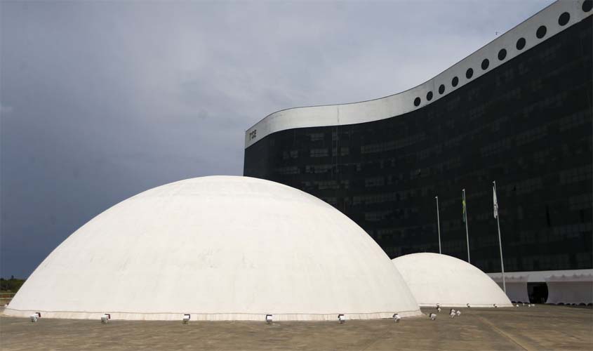 Presidente do TSE veta investigações contra institutos de pesquisa