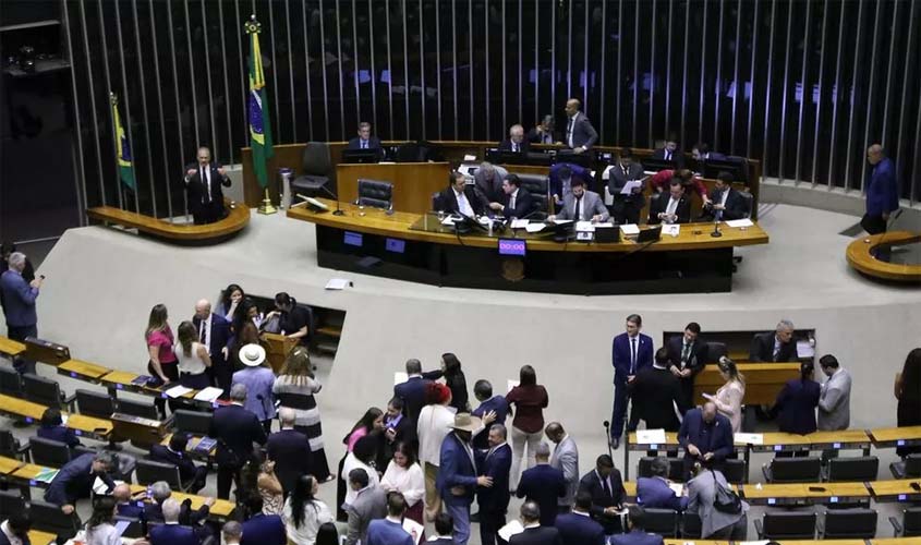 Centrão e elite se unem para cortar direitos do povo