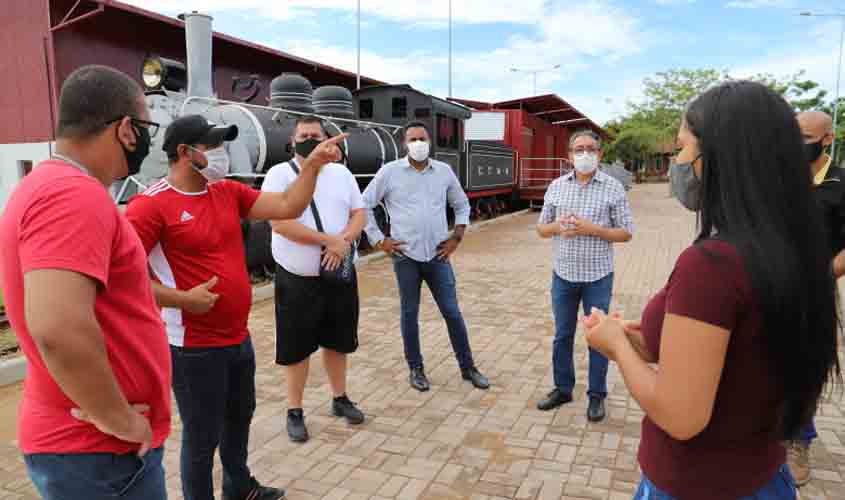 Representantes da comunidade surda visitam EFMM e fazem sugestões