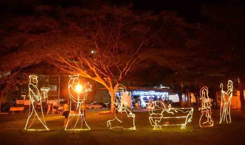 Decoração de Natal atrai famílias em praça para fotos e passeios