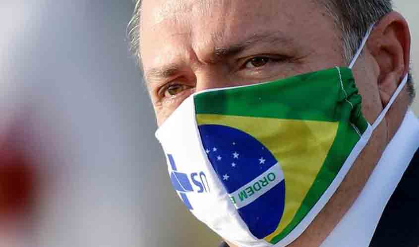 General Eduardo Pazuello, um general da ativa, joga lama nas fileiras do Exército