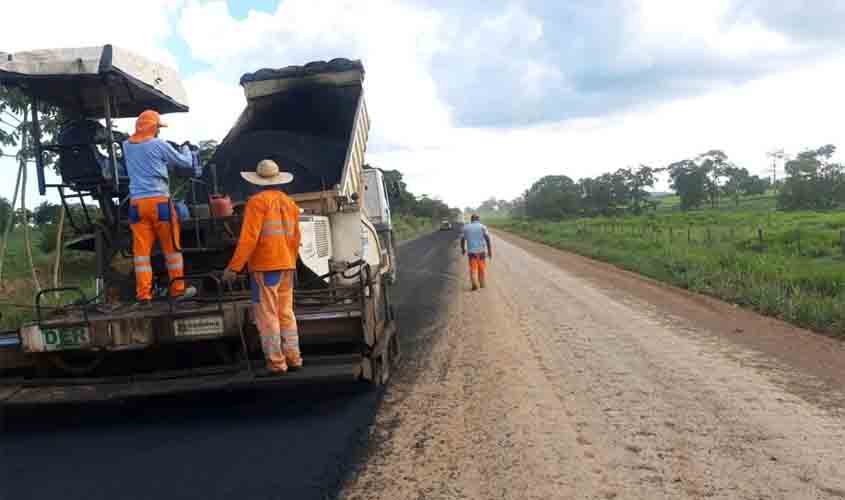 Equipe do DER trabalha para finalizar asfaltamento na rodovia 470