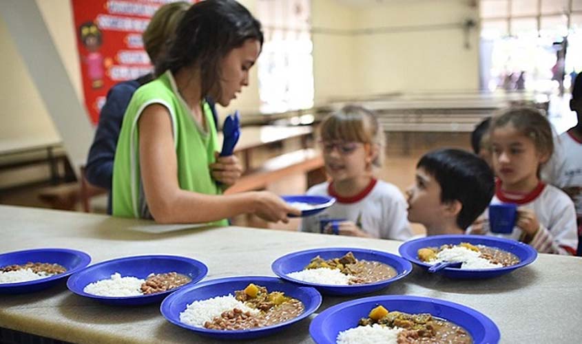 Ato no Congresso nesta quarta (14) pressiona por reajuste para alimentação escolar