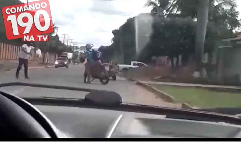 Homem tenta agredir esposa com canivete e acaba baleado por desconhecido – VEJA O VÍDEO DO MOMENTO DA BRIGA