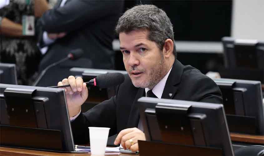 Projeto acaba com direito de presos ao banho de sol