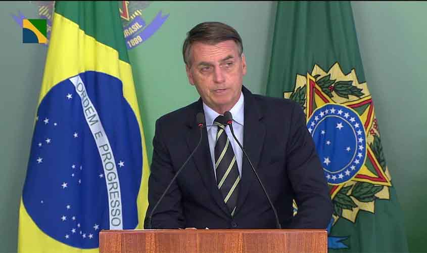Bolsonaro assina decreto que flexibiliza a posse de armas
