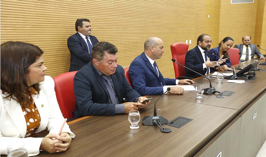 Em sessões extraordinárias, deputados aprovam três projetos encaminhadas pelo Executivo