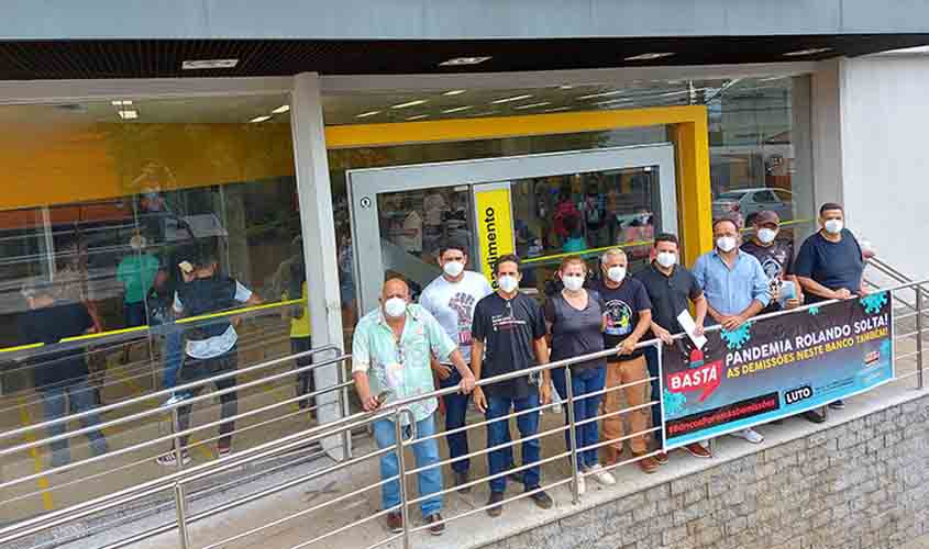 Bancários protestam contra a reestruturação que fechará agências do Banco do Brasil em Rondônia