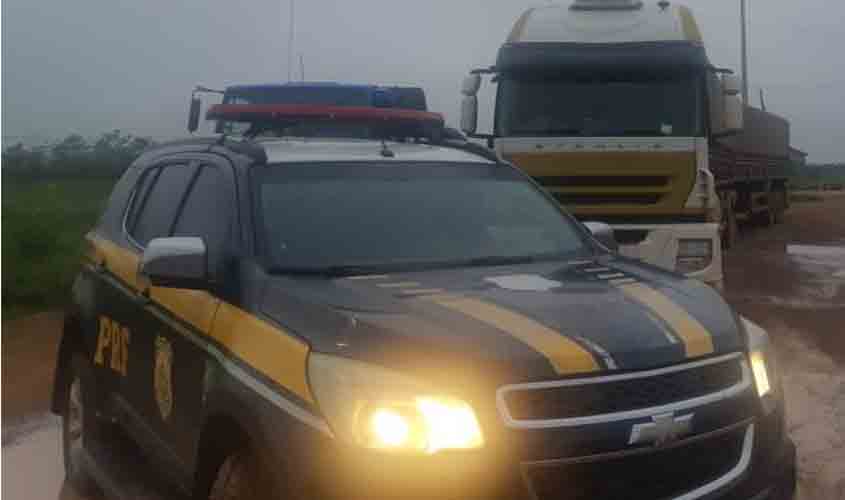 PRF identifica transporte ilegal de 100 m³ madeira