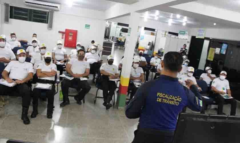 Agentes de trânsito do Detran fazem treinamento de atualização sobre a Lei Seca