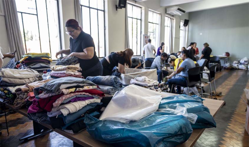 Prefeitura arrecada roupas para famílias afetadas