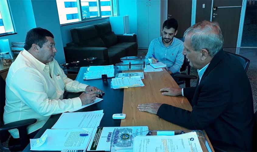 Adelino Follador pede atenção do diretor geral do DER para estradas