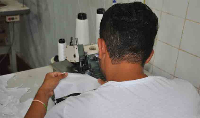 Alunos serão beneficiados com bolsas e uniformes produzidos por reeducandos
