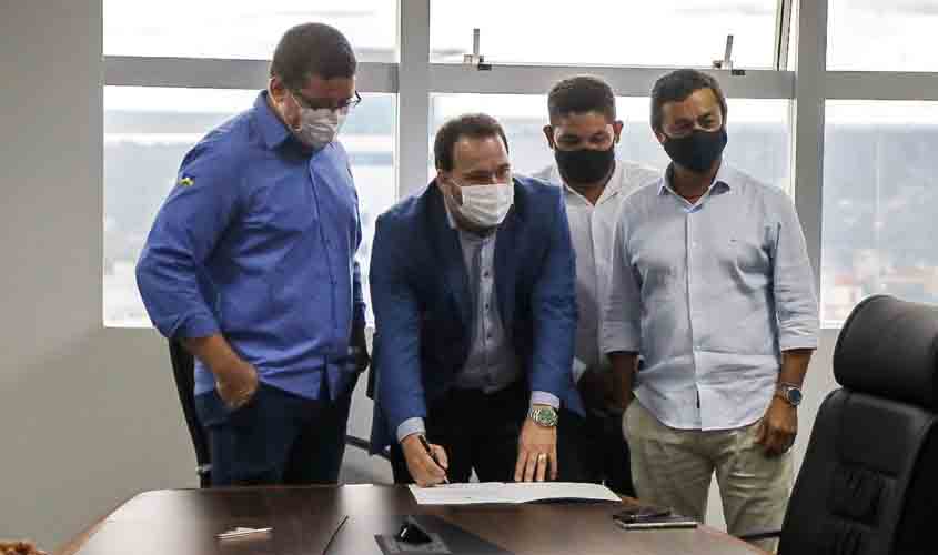 Presidente Alex Redano destina R$ 200 mil e beneficia Espigão do Oeste com material pedagógico