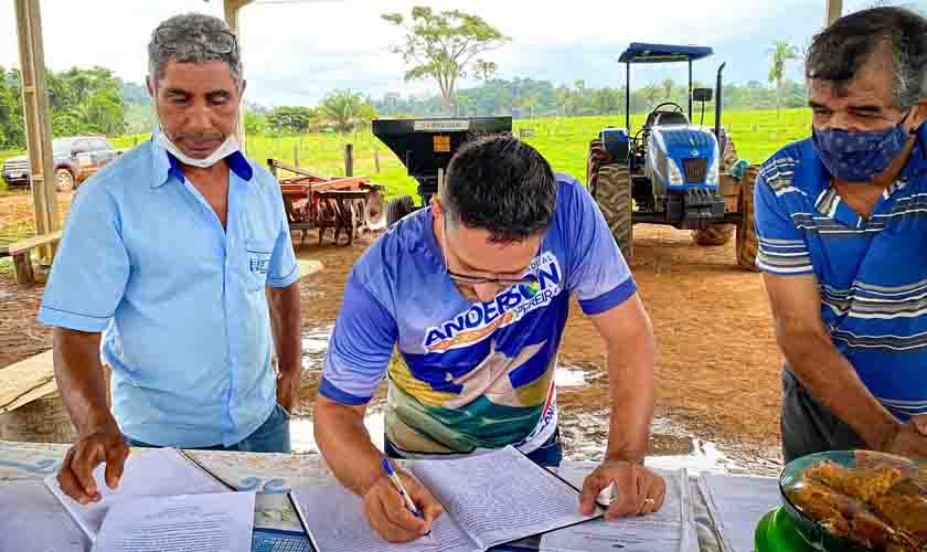 AGRICULTURA FAMILIAR - Deputado Anderson entrega máquinas e implementos agrícolas para associações em Espigão do Oeste