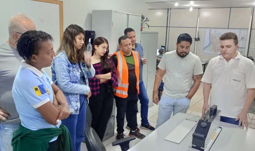 Equipes da Semtran fazem capacitação para operar equipamento que afere qualidade da sinalização