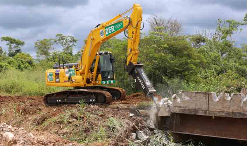 DER executa manutenção na RO-463, que liga Jaru a Governador Jorge Teixeira