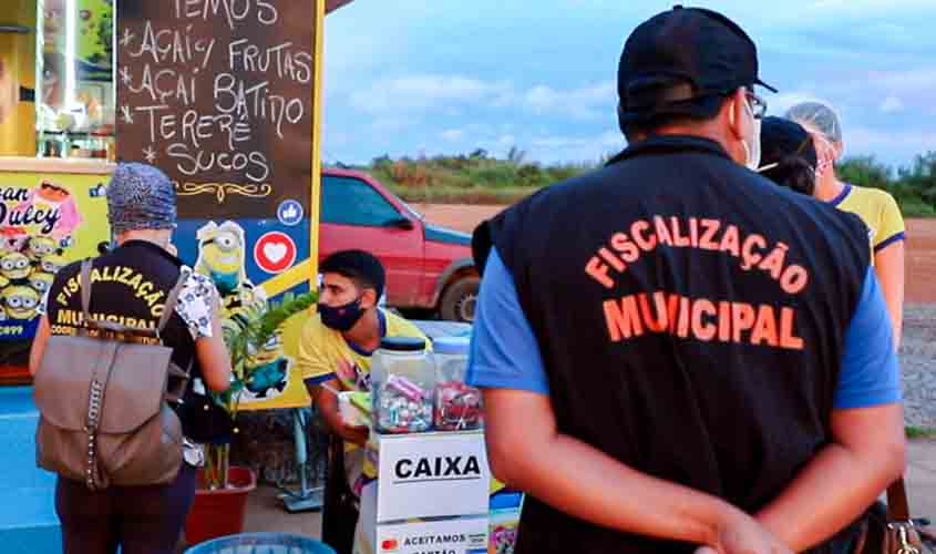 Fiscais da prefeitura orientam ambulantes no Espaço Alternativo