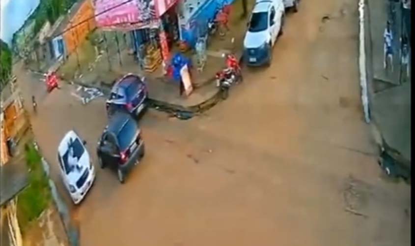 Mulher dirige com ex no capô e invade casa, provocando acidente grave