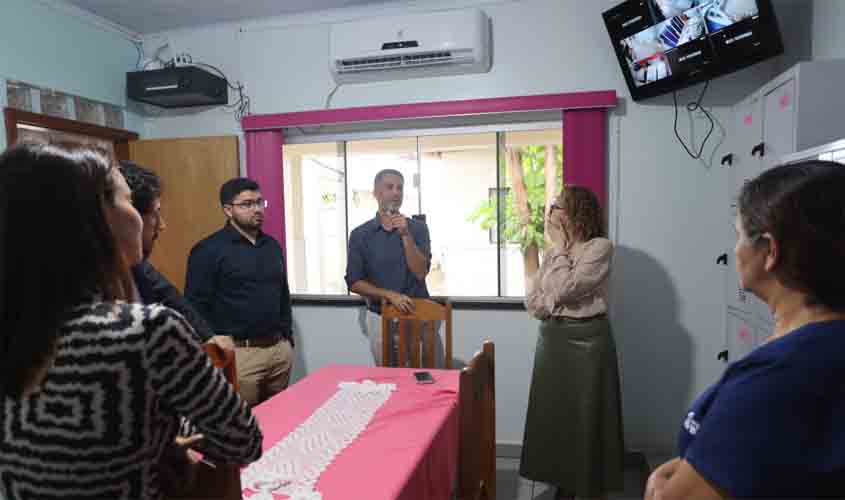 Prefeito Léo Moraes visita unidades de acolhimento e fortalece parcerias