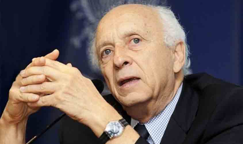 Rubens Ricupero diz que o Brasil usou e abusou do direito de errar na compra de vacinas e minimizou o problema