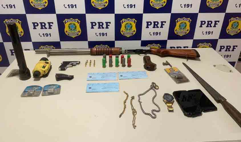 Em Ji-Paraná/RO, homem é preso portando pistola e espingarda calibre 12