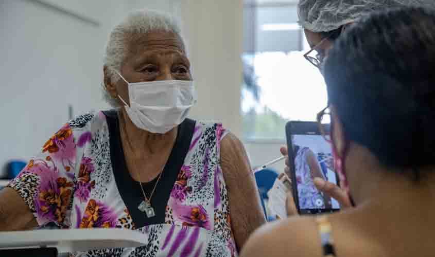 Idosos compartilham sentimentos positivos ao receberem a 2ª dose da vacina