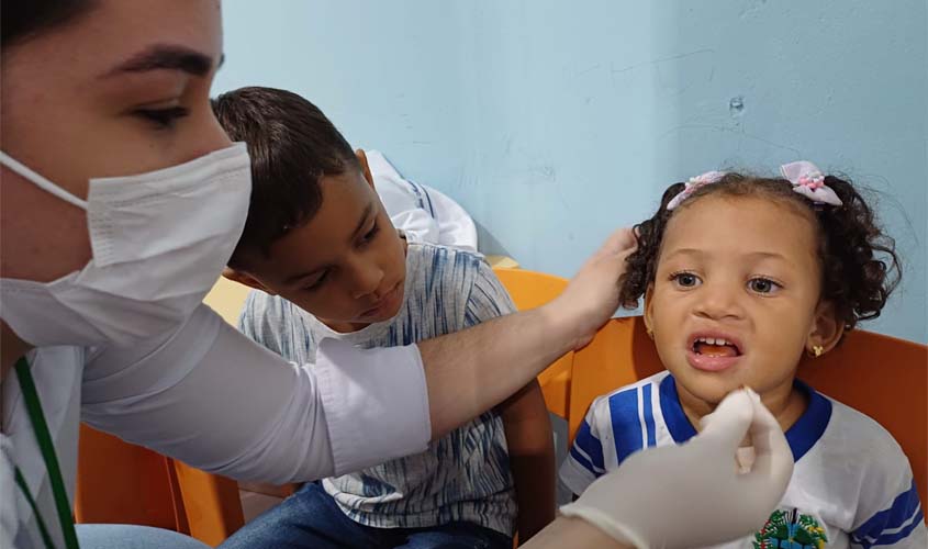 Alunos da Escola Elza Maria Fabris recebem atendimento médico através do programa Aprender com Saúde