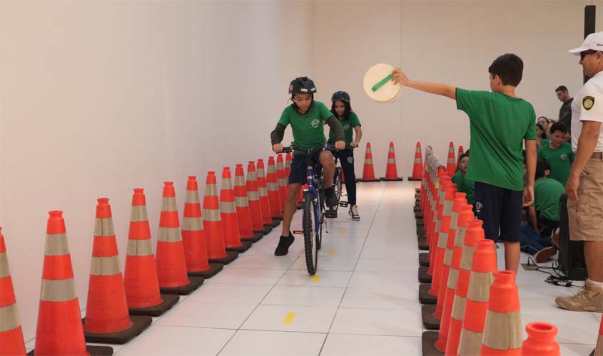 Ação de educação de trânsito envolve mais de 120 alunos da escola Santa Marcelina em parceria com o Porto Velho Shopping