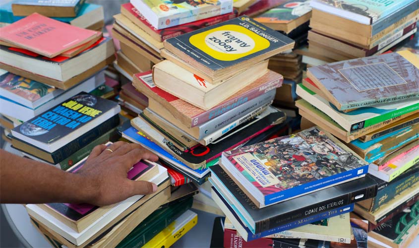 TJRO entrega 508 livros ao sistema prisional após doação de jornalista