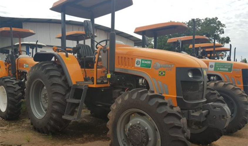 Governo fortalece setor produtivo com entrega de equipamentos e maquinários agrícolas 