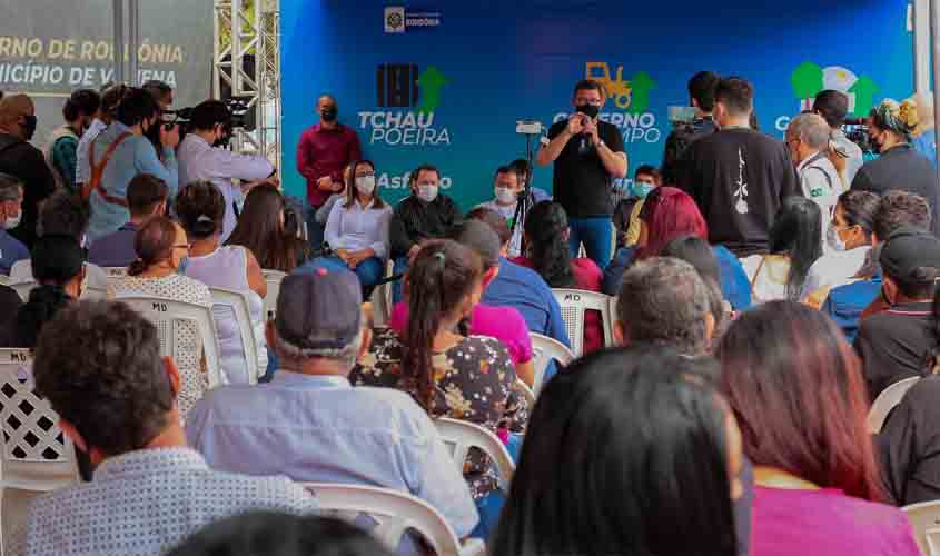 População recebe governador Marcos Rocha sob forte aplauso durante lançamento do “Tchau Poeira”