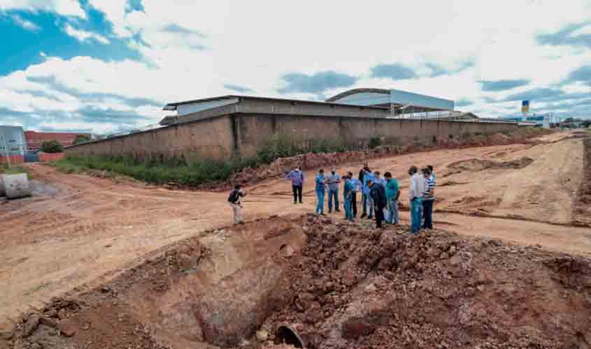 Prefeito acompanha obras de drenagem no bairro Lagoa
