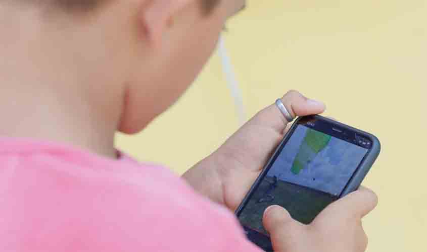 Pesquisadores alertam para riscos de crianças expostas a telas