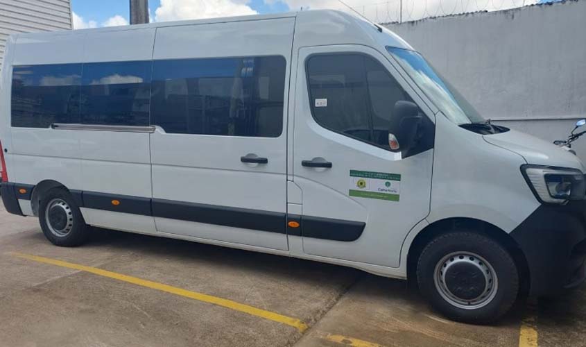 Programa Talentos do Futuro recebe van para transporte de alunos e colaboradores