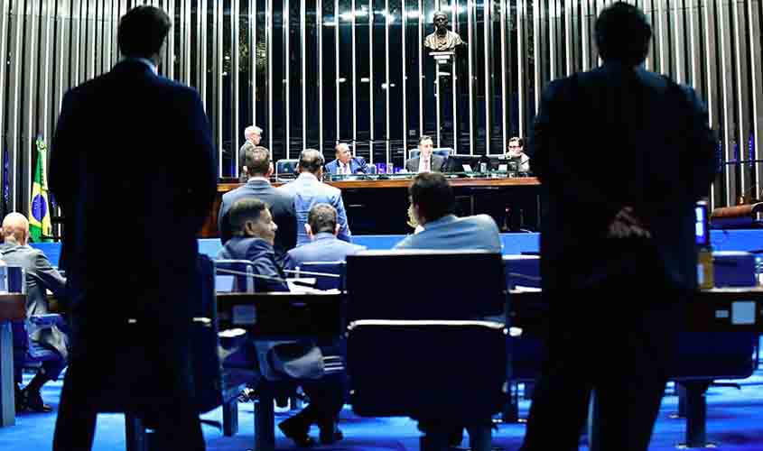 Aprovada urgência para projeto que institui programa de vacinação em escolas